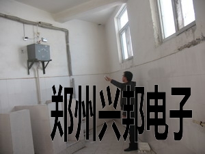 溝槽式廁所節水器在鄭州二七區長江東路小學安裝現場